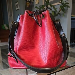 Stylish Red and Black LOUIS VUITTON Noe PETIT Drawstring Shoulder Bag